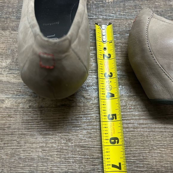 HOGL NWOT  7 Suede wedges with stone/feather embellishments - Picture 14 of 15